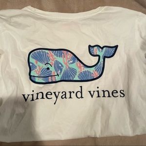 White vineyard vines short sleeve with shell print on whale